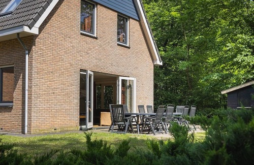Kootwijk House | Spacious forest retreat with sauna