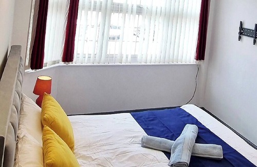 Watford House | Spacious Four Bedroom House