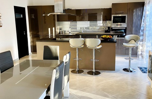 Le Puy-Sainte-Reparade Villa | Spacious, modern, light-filled villa