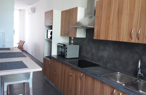 Peyrolles-en-Provence Apartment | Spacious renovated apartment in agricultural building