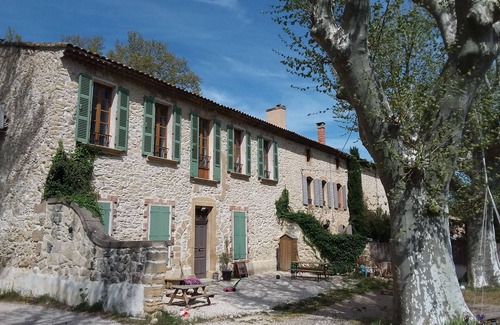 Peyrolles-en-Provence Apartment | Spacious renovated apartment in agricultural building