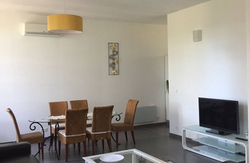 Peyrolles-en-Provence Apartment | Spacious renovated apartment in agricultural building