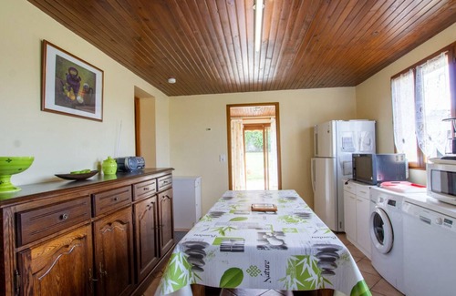 St-Michel-de-Double Cottage | Spacious Family Home with Terrace, Fireplace, and Baby Equipment in Saint-Michel-de-Double