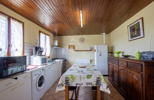 St-Michel-de-Double Cottage | Spacious Family Home with Terrace, Fireplace, and Baby Equipment in Saint-Michel-de-Double