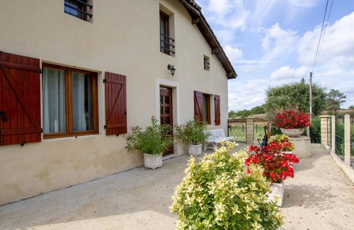 St-Michel-de-Double Cottage | Spacious Family Home with Terrace, Fireplace, and Baby Equipment in Saint-Michel-de-Double