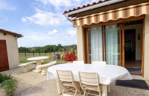 St-Michel-de-Double Cottage | Spacious Family Home with Terrace, Fireplace, and Baby Equipment in Saint-Michel-de-Double