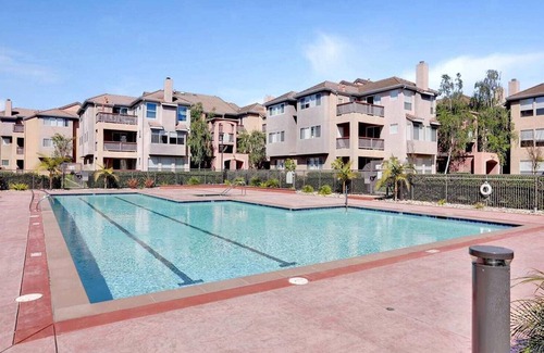 Central District Apartment | Spacious Fremont 2BR w/W/D, Pool, close to Lake & Shops, by Blueground