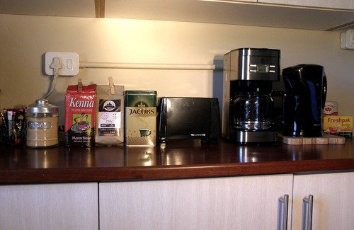 Barrydale Apartment | Spacious, full kitchen, large garden. Mountain view. Family friendly. Netflix.