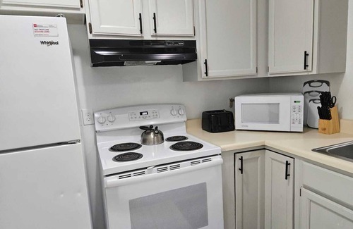 Bartlett Apartment | Spacious fully furnished 3-bedroom apartment with AC strong Wi-fi