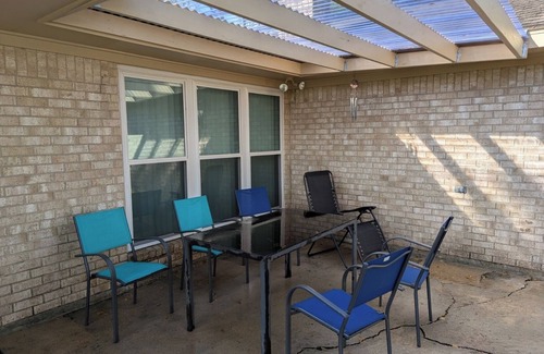 Friendswood House | Spacious, Fully Remodeled Retreat in Family Friendly Friendswood