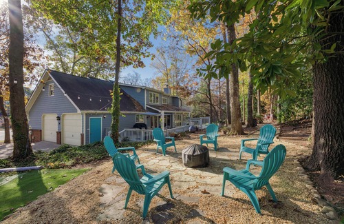 Johns Creek House | Spacious, Fun & Comfy Family Haven ~ Garden ~ BBQ!
