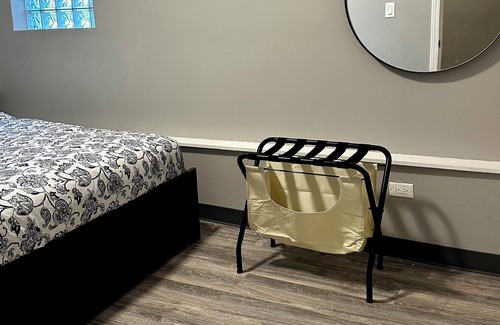 East Albany Park Apartment | Spacious Garden Level Apartment Irving Park - Convenient, Quiet, and Cozy