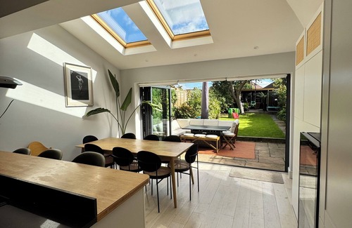 Coombe Vale House | Spacious and modern 4 bed with hot tub and large garden.