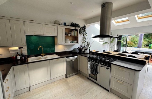 Coombe Vale House | Spacious and modern 4 bed with hot tub and large garden.