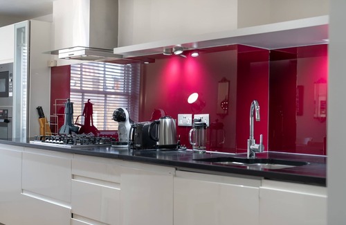 Belgravia Condo | Spacious Georgian Apartment near Victoria St