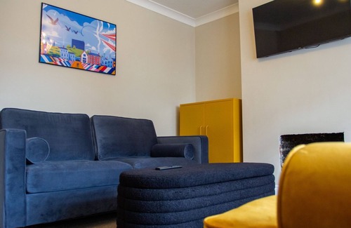 Norwich House | Spacious Getaway for 6 | Private Home + Parking