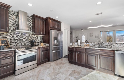 White Oak House | SPACIOUS Getaway [4BR QBED] Free Parking! [12mi- DC]