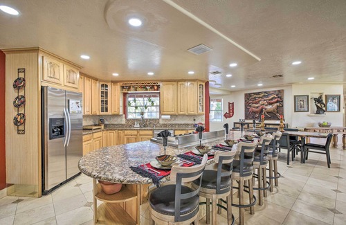 Glendale House | Spacious Glendale Home w/Outdoor Kitchen!