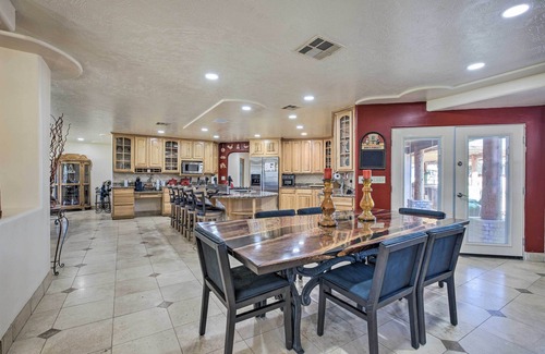 Glendale House | Spacious Glendale Home w/Outdoor Kitchen!
