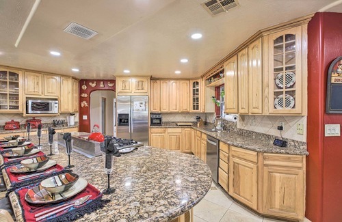 Glendale House | Spacious Glendale Home w/Outdoor Kitchen!