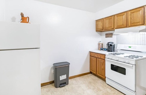 Des Plaines Apartment | Spacious, Good Location & Parking!