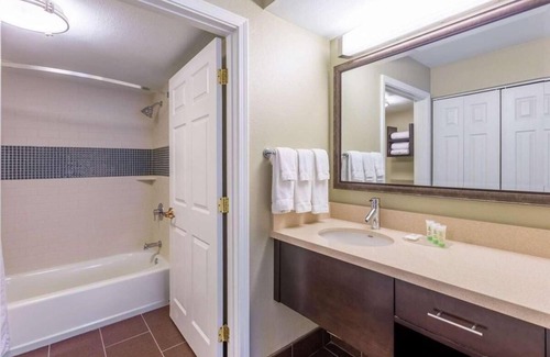 Alpharetta Hotel | Spacious Good-Value 2BR Accommodation! Free Breakfast, Pet-friendly Property!
