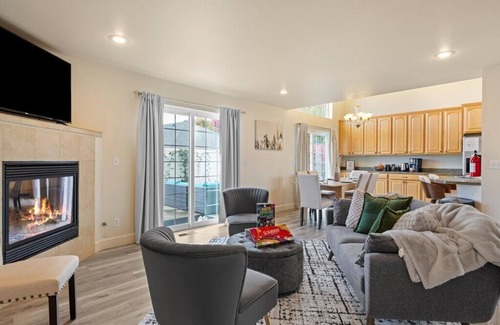 College Place House | SPACIOUS GOURMET KITCHEN WITH 2 KING ENSUITES, GAMES, CLOSE TO DOWNTOWN