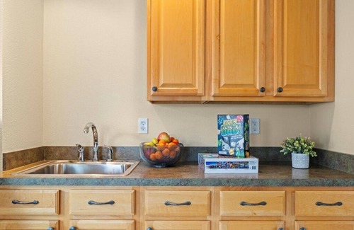 College Place House | SPACIOUS GOURMET KITCHEN WITH 2 KING ENSUITES, GAMES, CLOSE TO DOWNTOWN