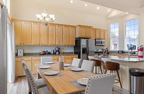 College Place House | SPACIOUS GOURMET KITCHEN WITH 2 KING ENSUITES, GAMES, CLOSE TO DOWNTOWN