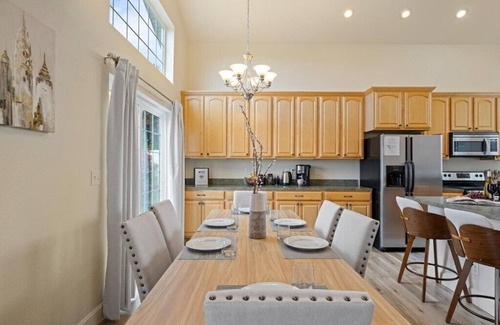 College Place House | SPACIOUS GOURMET KITCHEN WITH 2 KING ENSUITES, GAMES, CLOSE TO DOWNTOWN