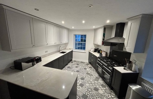 Braunton House | Spacious Grade II stone house, a short walk to Braunton and 3 miles to the coast