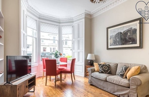 Comely Bank Apartment | Spacious Ground floor 2 bed apt, in trendy area.