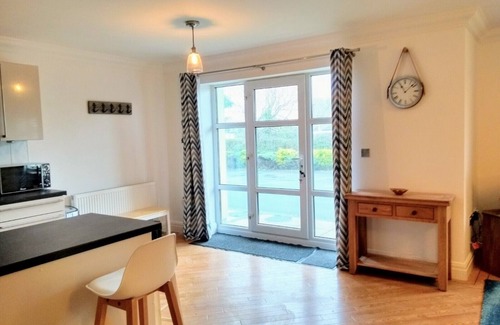 Edern Apartment | Spacious ground floor apartment, close to the beach and golf course.