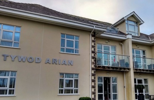 Edern Apartment | Spacious ground floor apartment, close to the beach and golf course.