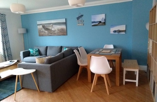 Edern Apartment | Spacious ground floor apartment, close to the beach and golf course.