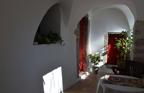 Lardiers Hotel | Spacious guest house in a typical village of the Alpes de Haute Provence.