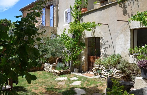Lardiers Hotel | Spacious guest house in a typical village of the Alpes de Haute Provence.
