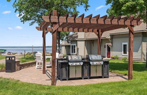 Nisswa Condo | Spacious Gull Lake Beach Condo, Lake Access and Fire pit