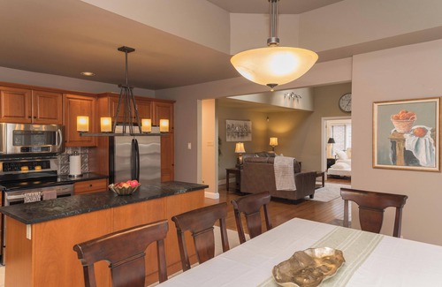 Historic Old Town House | Spacious House - GREAT LOCATION in Old Town NOTL with HOT TUB & Univ. EV CHARGER
