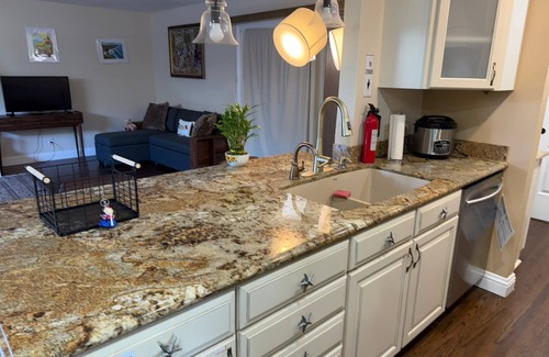 Huntington Beach House | Spacious HB Retreat–Walk to Beach-Perfect 4 Pacific Airshow-Hawaiian Beach Room