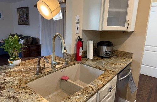 Huntington Beach House | Spacious HB Retreat–Walk to Beach-Perfect 4 Pacific Airshow-Hawaiian Beach Room