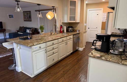Huntington Beach House | Spacious HB Retreat–Walk to Beach-Perfect 4 Pacific Airshow-Hawaiian Beach Room