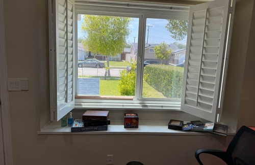 Huntington Beach House | Spacious HB Retreat–Walk to Beach-Perfect 4 Pacific Airshow-Hawaiian Beach Room