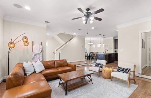 Shady Acres House | Spacious Heights townhome - 3BR/3.5BA, putting green & walkable to hotspots