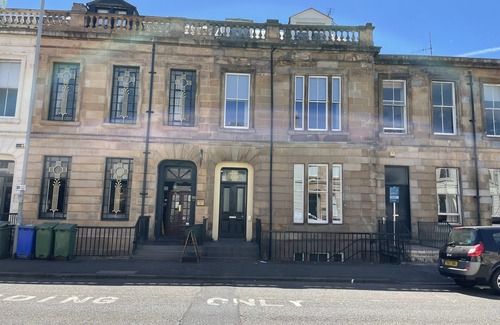 Glasgow Westend Apartment | Spacious, high ceiling, 2Bed City apartment with Free parking & super fast Wi-Fi