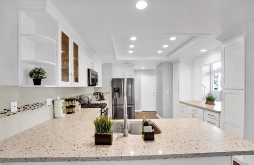 Ardenwood House | Spacious high ceiling home in Fremont | Private Yard | King Bed