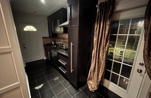 Ravenswood Apartment | Spacious, hip 2-bedroom apartment nestled in scenic Ravenswood Manor/Lincoln Sq.