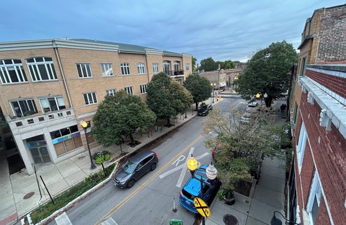 Ravenswood Apartment | Spacious, hip 2-bedroom apartment nestled in scenic Ravenswood Manor/Lincoln Sq.