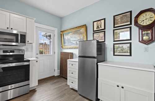 Springfield Apartment | Spacious Historic Escape | 4BR Luxury | Walk to Downtown & Landmarks