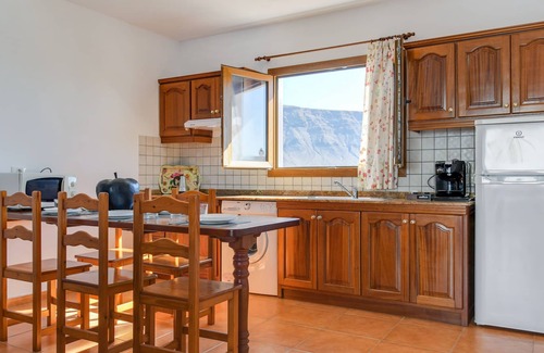 Caleta de Sebo Apartment | Spacious Holiday Apartment "Flor Tres" with Sea or Mountain View, Wi-Fi & Terrace